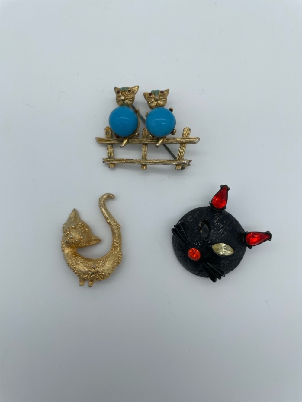 Adorable set of 3 vintage cat brooches, whimsical pins bundle